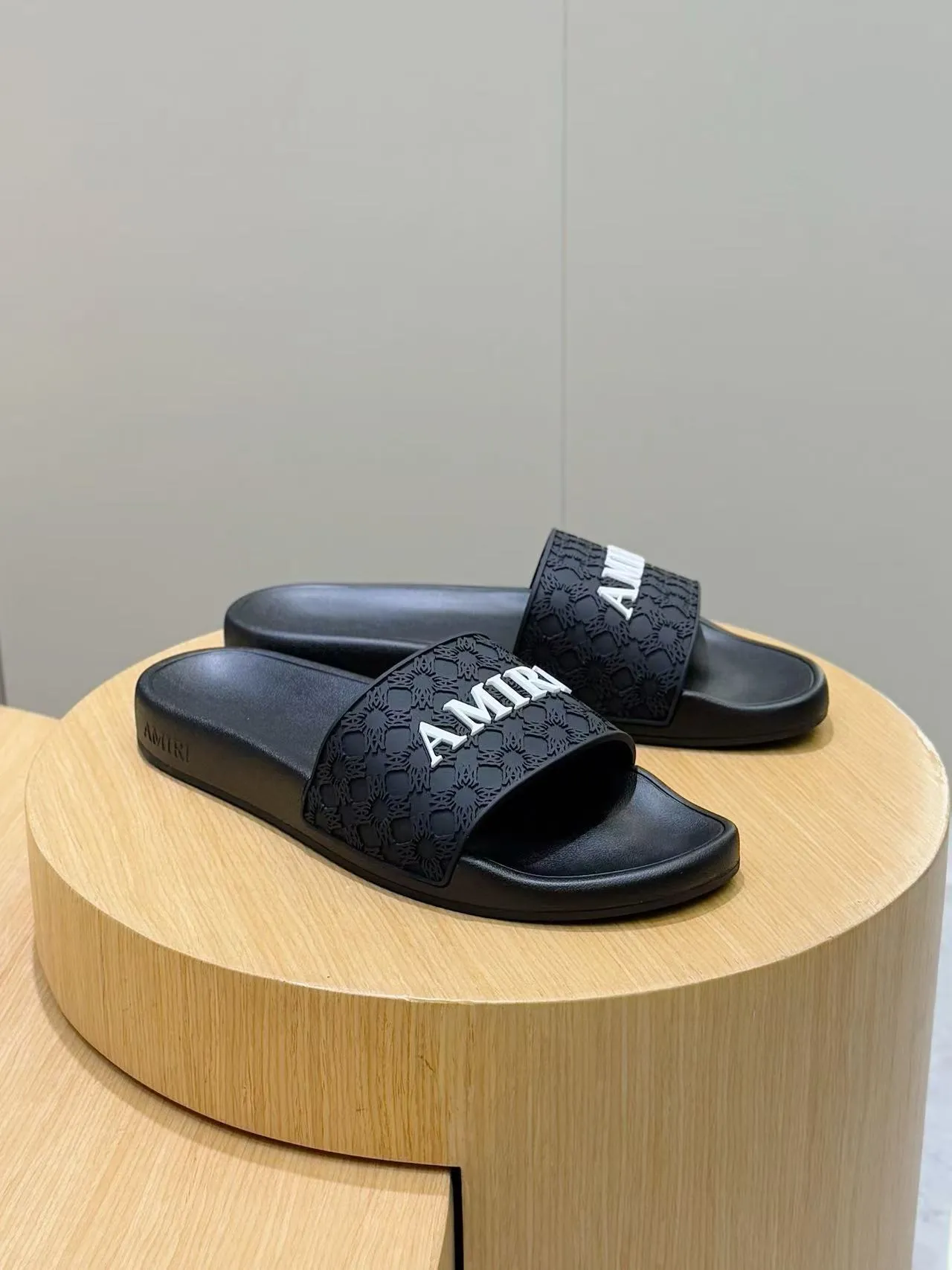 [AMIRI* Emil] P: 300💰 Size: 39-45 Official website new original 1:1 AMIRI* Emil classic men's slippers, high-end boutique, original material, TPU upper, foam bottom, fine workmanship, casual, loose and comfortable, a must-have in summer.